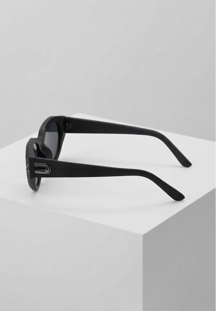 Noir Oval Sunglasses – Black Frame / Smoke Lens