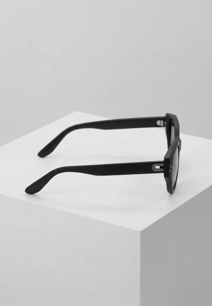 Noir Oval Sunglasses – Black Frame / Smoke Lens
