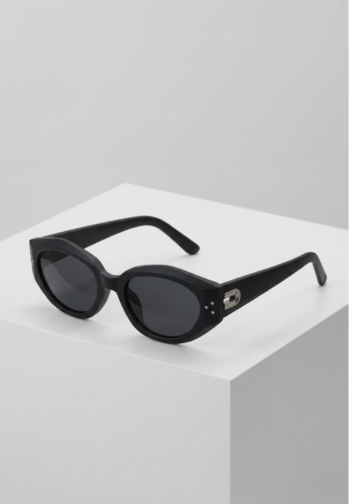 Noir Oval Sunglasses – Black Frame / Smoke Lens